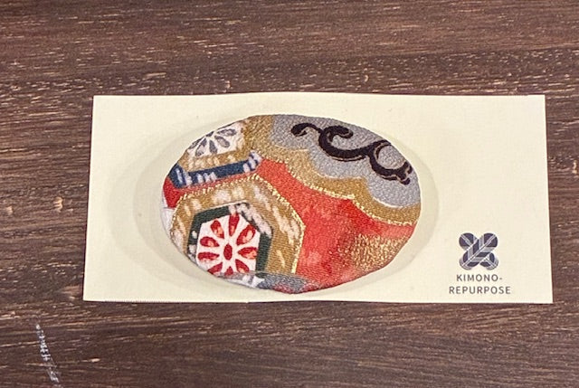 Spilla in seta di kimono giapponese / Spilla vintage giapponese per obi / Spilla floreale di carattere / Regalo unico fatto a mano / Arte indossabile【VKB-02】