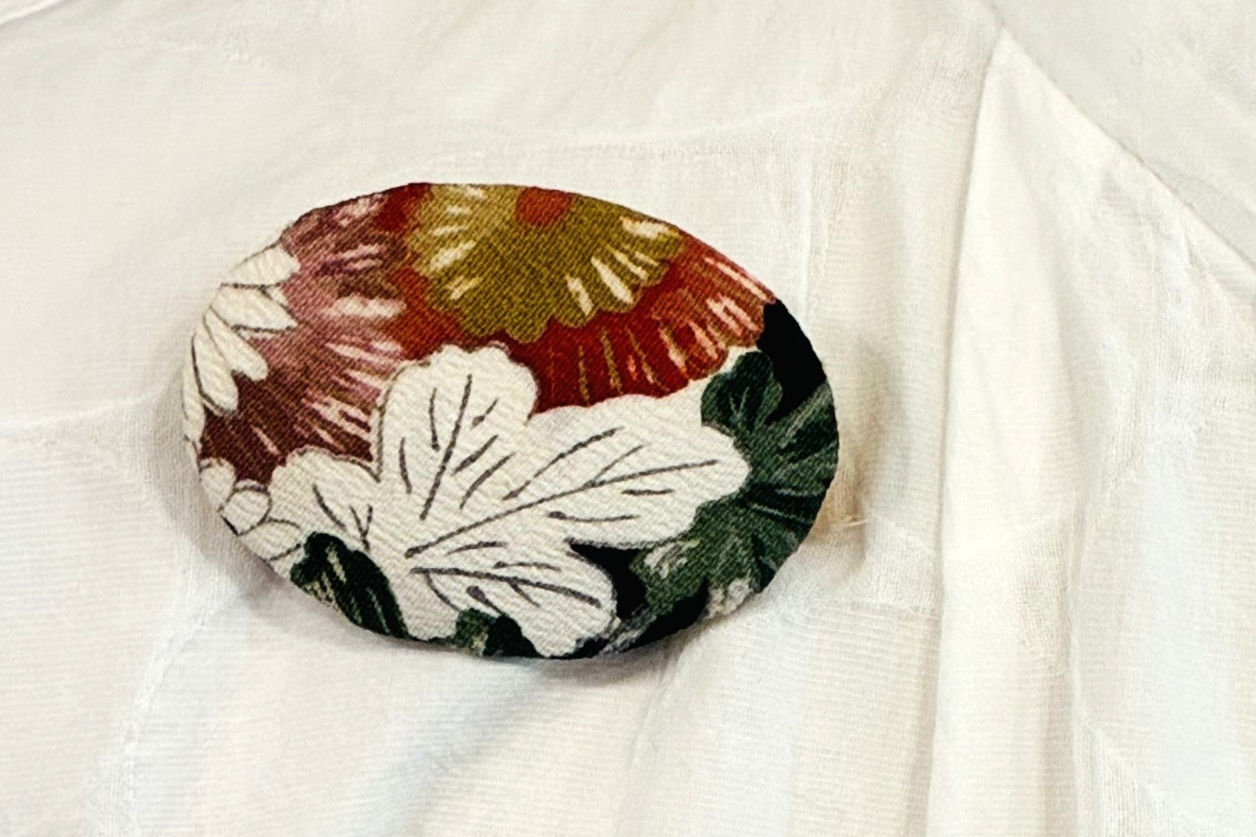 Spilla di seta giapponese Kimono / Spilla vintage giapponese Obi / Spilla floreale di tendenza / Regalo unico fatto a mano / Arte indossabile【VKB-12】