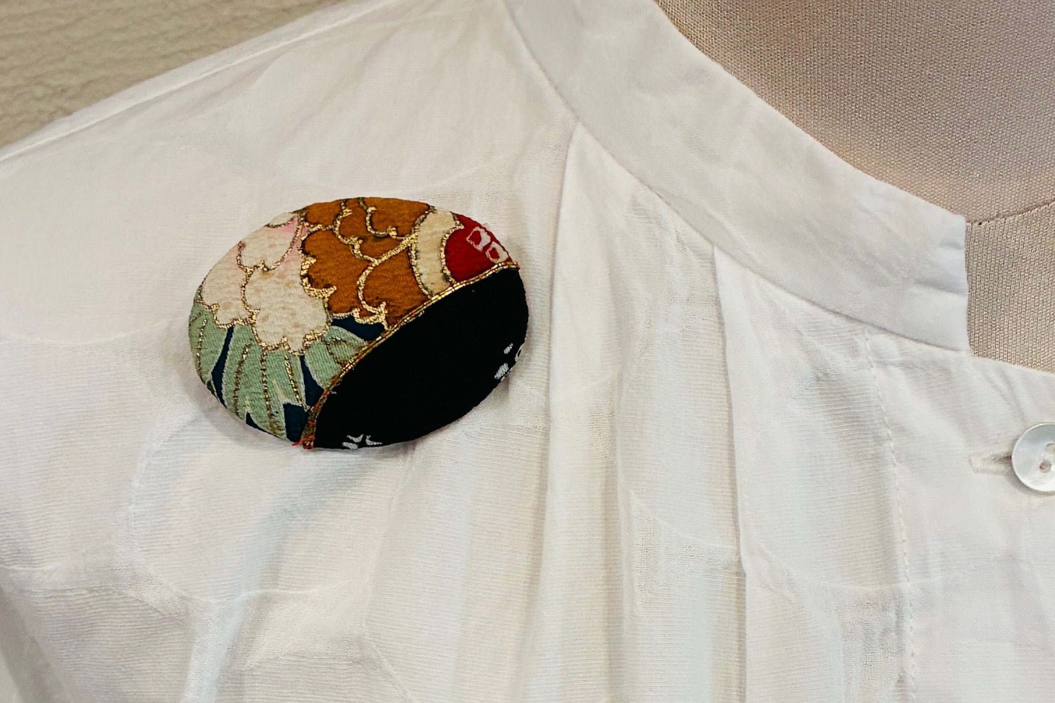 Spilla Kimono in seta giapponese / Spilla Obi vintage giapponese / Spilla floreale di grande impatto / Regalo unico fatto a mano / Arte da indossare 【VKB-13】
