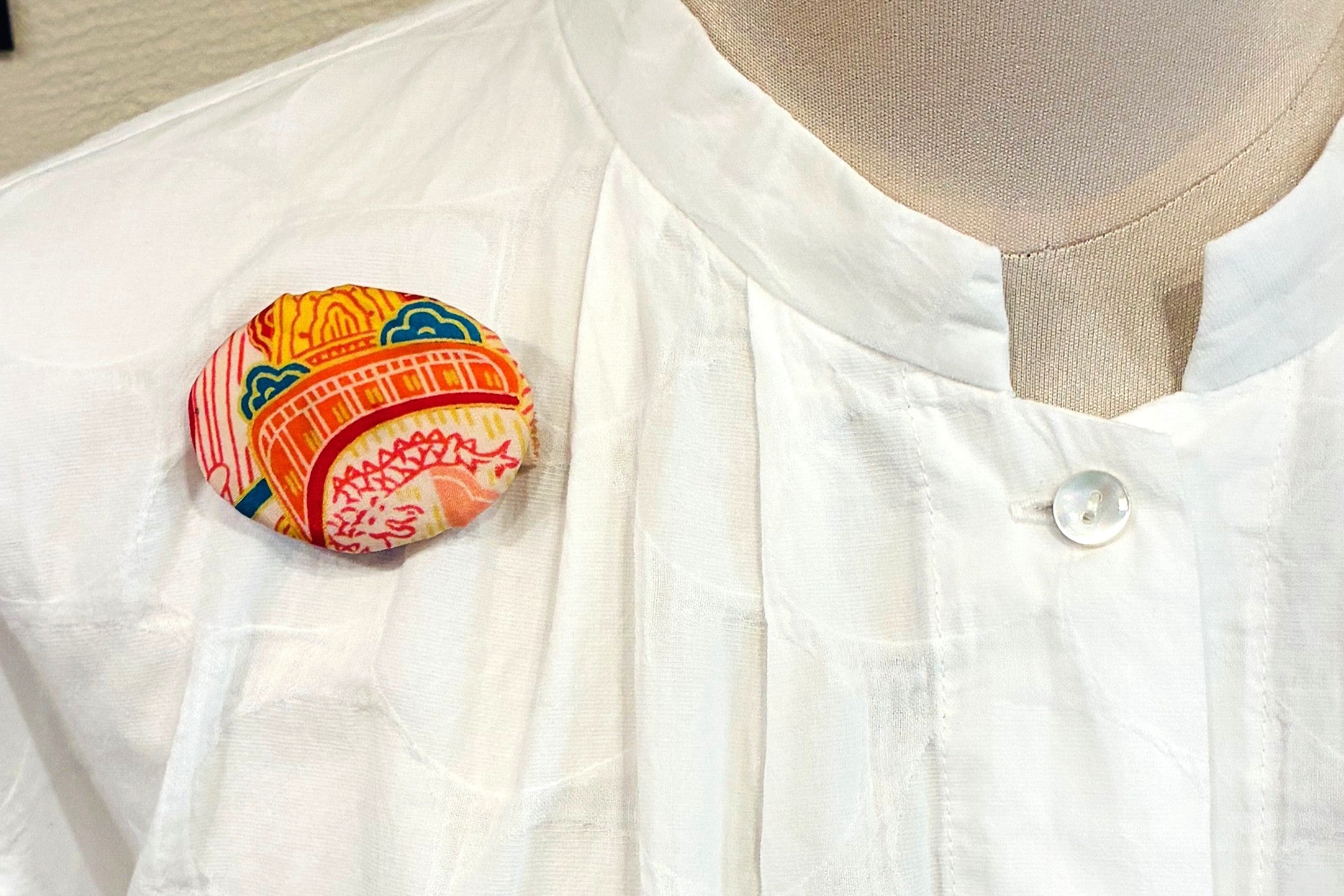 Spilla di seta kimono giapponese / Spilla vintage giapponese Obi / Spilla floreale di tendenza / Regalo unico fatto a mano / Arte da indossare【VKB-17】