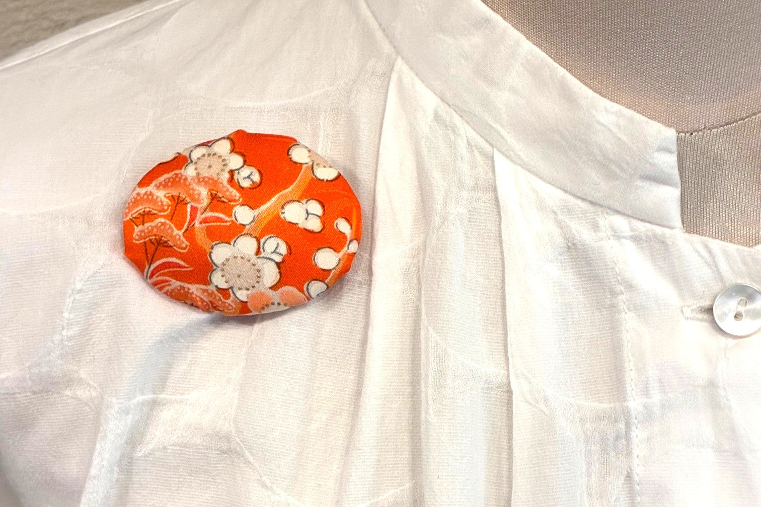 Spilla kimono in seta giapponese / Spilla obi vintage giapponese / Spilla floreale di tendenza / Regalo unico fatto a mano / Arte da indossare 【VKB-18】