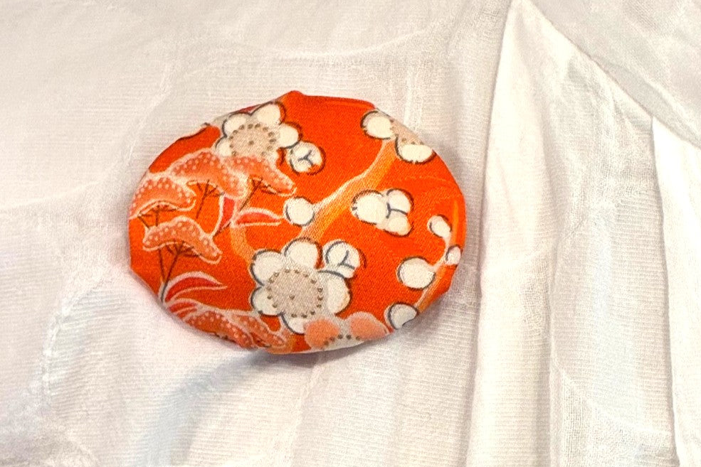 Spilla kimono in seta giapponese / Spilla obi vintage giapponese / Spilla floreale di tendenza / Regalo unico fatto a mano / Arte da indossare 【VKB-18】