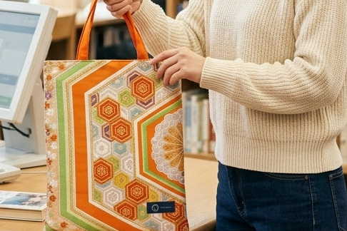 Japanese Kimono Silk Tote Bag – Vintage Obi, Cream & Orange Hexagon Floral, Upcycled Handmade One-of-a-Kind Gift【KB-33】