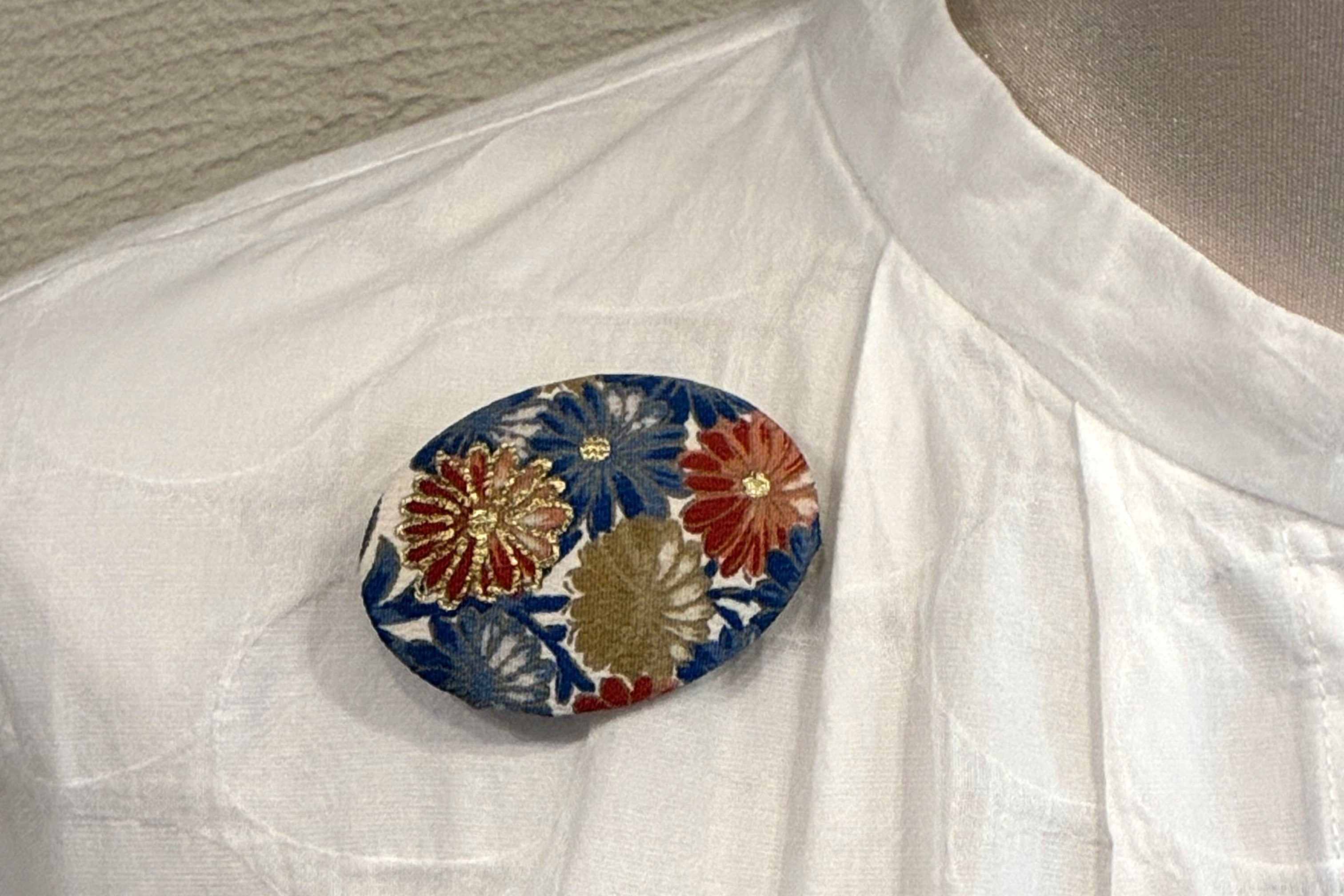 Spilla in Seta Kimono Giapponese / Spilla Vintage Obi Giapponese / Spilla Floreale Originale / Regalo Artigianale Unico / Arte da Indossare【VKB-11】