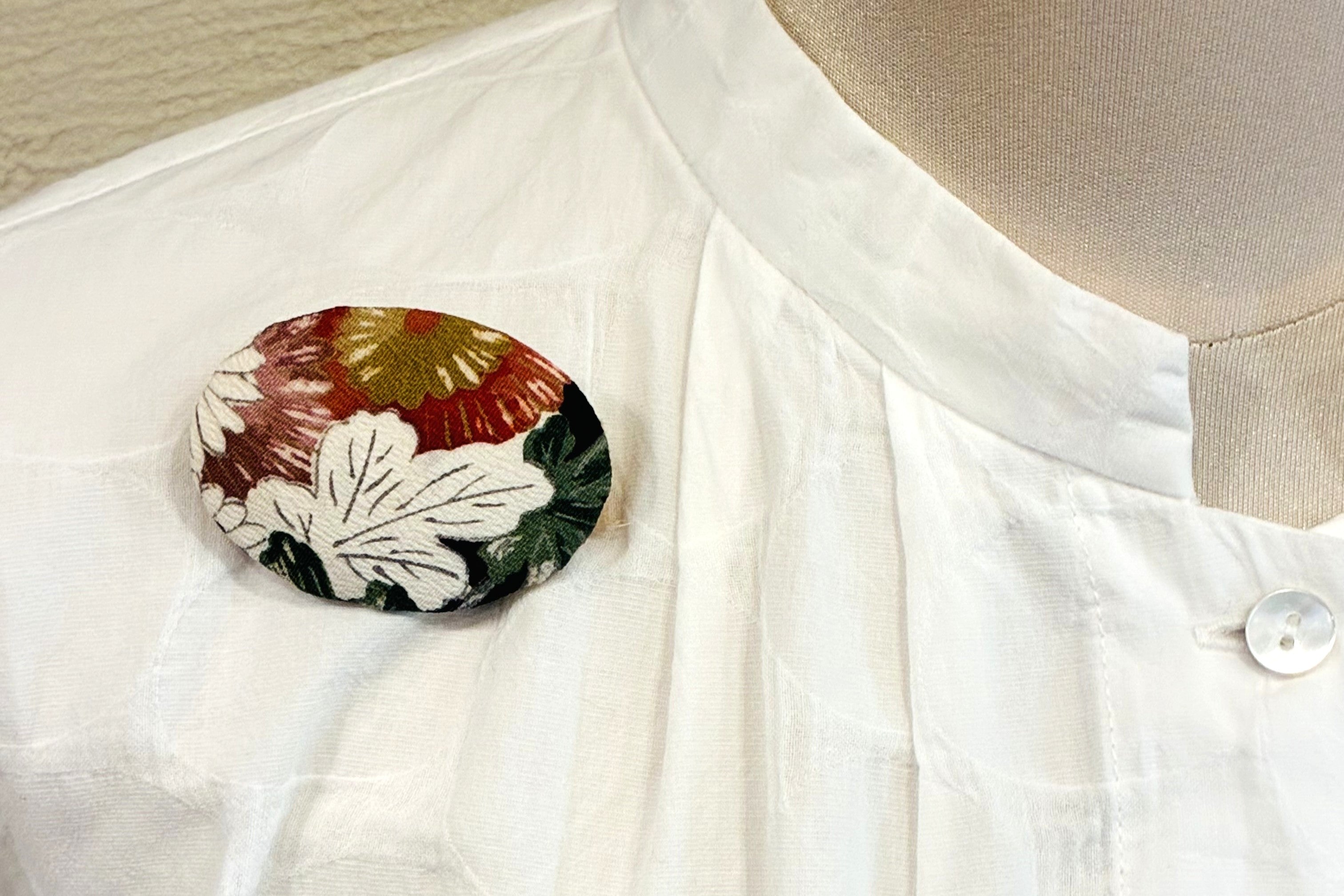 Spilla di seta giapponese Kimono / Spilla vintage giapponese Obi / Spilla floreale di tendenza / Regalo unico fatto a mano / Arte indossabile【VKB-12】