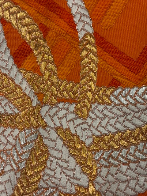 金糸・銀糸の刺繍模様のクローズアップディテール